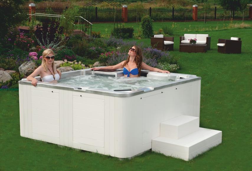 PORTABLE SPA CLASSIC IRIS CLASSIC 225x215 Ilość miejsc: 5 (4 miejsca siedzące, 1 miejsce leżące) Pojemność: 1850 litrów Pompy do masażu: - 2 pompy o mocy 1,5 kw Pompa filtracji: - pompa o mocy 0,37