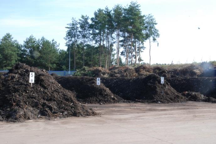 Rysunek 74 Tak było i tak jest. Kompostowania odpadów zielonych, Toruń MPO (foto: Toruń MPO, wrzesień 2015r) Rysunek 75 Tak było i tak jest. Składowisko odpadów, Toruń MPO (sierpień 2013r