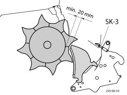 MECHANIZM TN CY Kontrola odstípu noøy od rotora - OdstÍp noøy od rotora powinien wynosiê min 20 mm - ustawiê odpowiednio úruby (SK-3) Kontrola 1. SchowaÊ belkí noøowπ (pozycja robocza) 2.