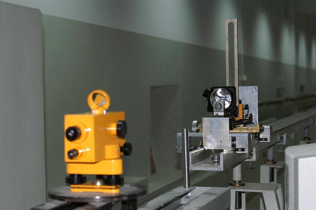 93 3 1 Rys. 4.7. Układ obserwacyjny do badania stałości osi celowej niwelatorów W celu zwiększenia zakresu prac badawczych utworzono trzecie stanowisko pomiarowe (rys. 4.7) umożliwiające badanie niwelatorów z wykorzystaniem interferometru laserowego firmy Hewlett-Packard.