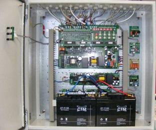 Prąd zasilania dla siłowników 8 A Pobór prądu 1,1A /230 V~ Akumulatory żelowe, z dopuszczeniem VdS 2 x 7 Ah / 12 V Ładowanie I / U 0,7 A (28,8 V) / 27,4 V Wymiary w mm (szer. x wys. x gł.