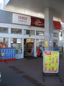 Eksperyment, który ma szansę powodzenia? Klienci będą mogli korzystać w nowych sklepach Tesco Express zarówno z kart Vitay (Orlen), jak i zbierać punkty na kartach Clubcard (Tesco).