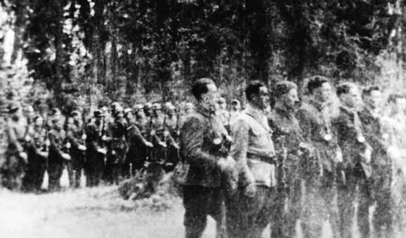 SYLWETKI Wiosna 1944 r., II batalion na zbiórce panie II batalionu 77.