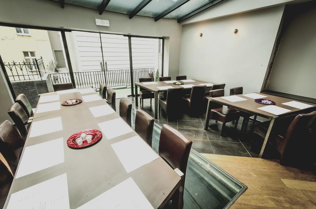 POZIOM 0 Sala mogąca pomieścić do 56 osób przy stołach. Wyposażona w projektor oraz ekran i bezprzewodowy system mikrofonów.