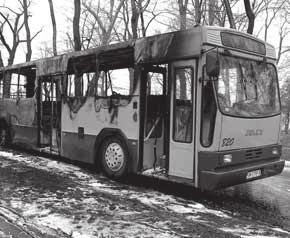 2007 r. ustala siê stawkê bazow¹ za 1m 2 powierzchni u ytkowej lokalu mieszkalnego na poziomie 4,20 z³. a) Do czynników obni aj¹cych stawkê czynszu nale ¹: 1.