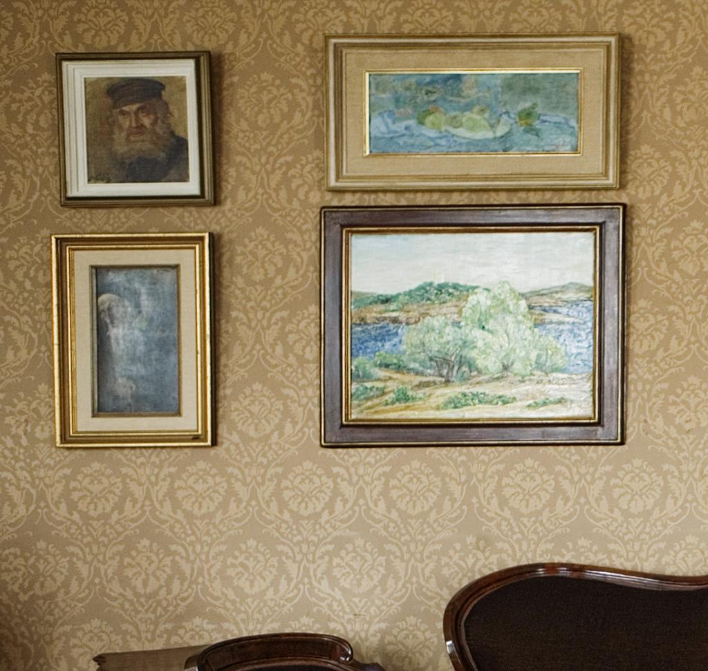 W Pałacu Poznańskich można obejrzeć dzieła sztuki także innych artystów. Na pierwszym piętrze są Saloniki Artystyczne.