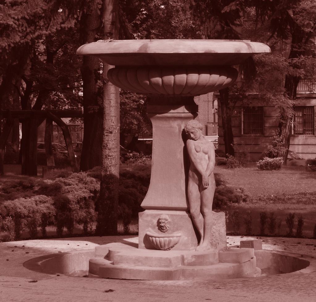 Dużo dzieł sztuki można też znaleźć w ogrodzie Pałacu Pozańskich. Jestem tam fontanna ozdobiona rzeźbą młodej kobiety.