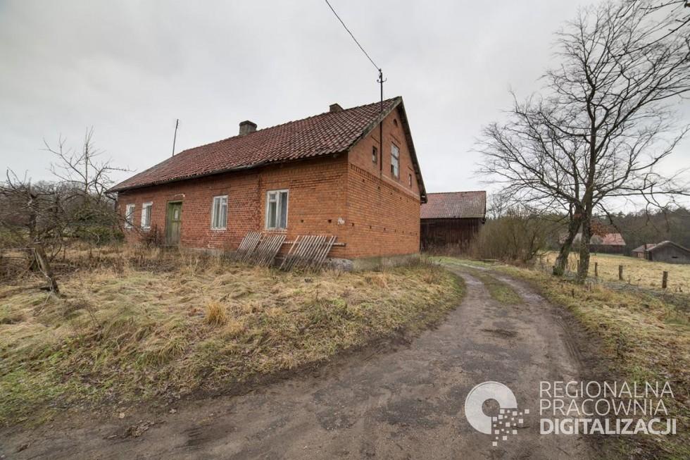 Dom mieszkalny również został rozbudowany: przedłużono go o jedną oś okienną w kierunku północnym, zapewne na skutek powiększenia się rodziny, starając się o zachowanie charakteru architektonicznego