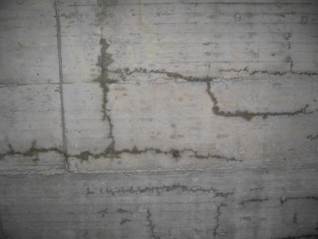 Materiałowe aspekty awarii, uszkodzeń i napraw Jako jedną z przyczyn niszczenia betonu uznaje się destrukcję wewnętrzną spowodowaną niewłaściwym doborem składników mieszanek betonowych (tj.