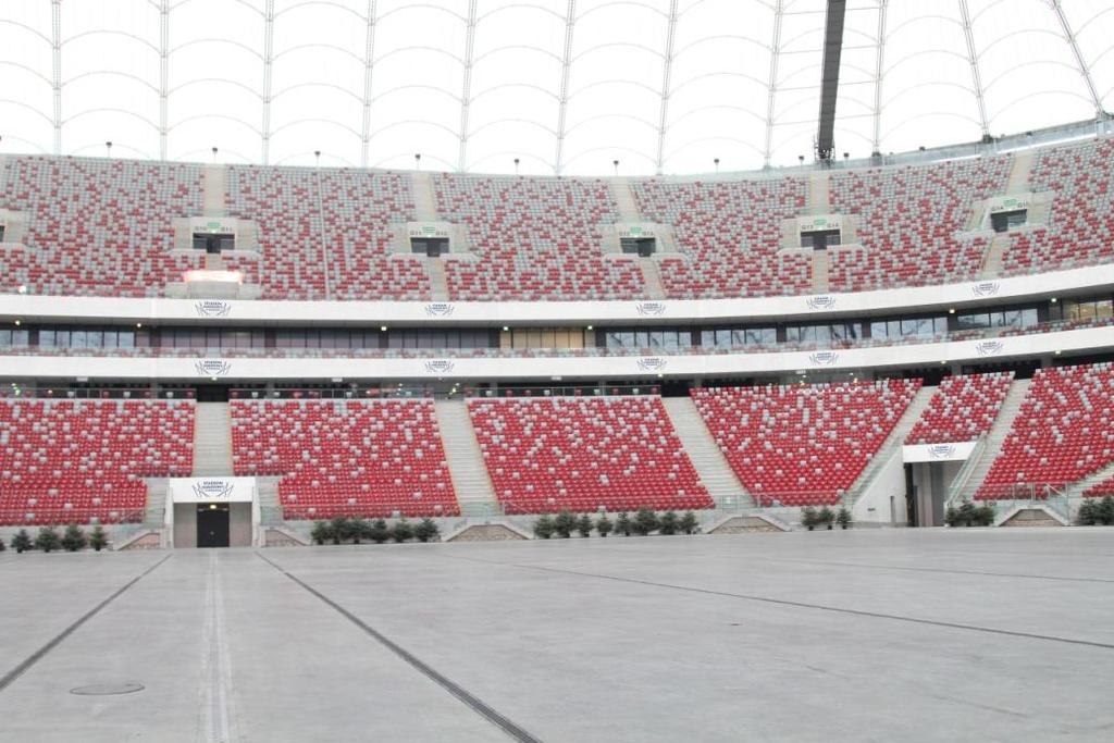 Powierzchnia reklamowa na betonowych balustradach znajdujących się pomiędzy górną i dolną trybuną stadionu stanowi