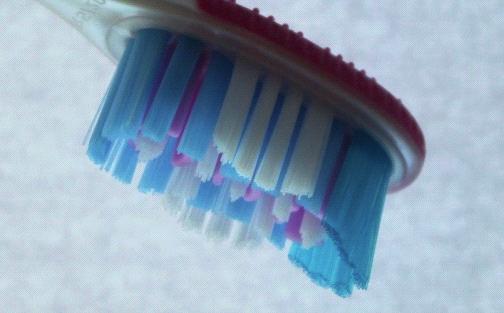 The more flexible handle reduces excessive pressure, so the gums are not