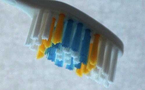 The handle s rough surface prevents the toothbrush from slipping, even when