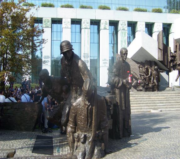 w miejscu, w którym Powstańcy wychodzili gąsienicami materiały wybuchowe. To był z kanałów. dramat dla obrońców Warszawy. Zginęło około 100 ludzi, w tym kobiety i dzieci.