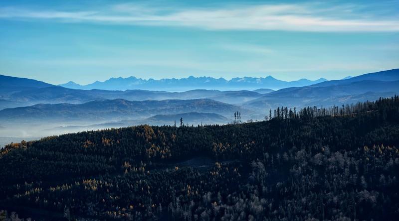 imponującą panorama na trzy beskidzkie pasma, miasto Bielsko-Białą, ościenne gminy i wsie, tu po prawej widok na masyw Magury, za nim kotlina