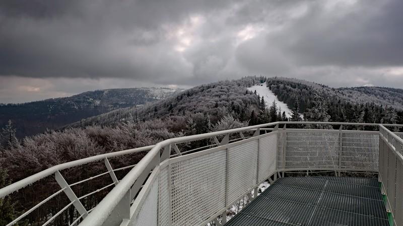 stronę niewielkiego lasku. Po jego przejściu, otworzy się nam widok na ostatnie podejście pod szczyt Szyndzielni (1026 m n.p.m.).