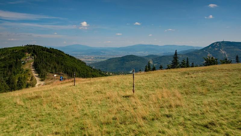 ..zmierzając na Klimczok, w licznych przesiekach po lewej stronie szlaku zobaczymy jego szczyt, oraz budynek schroniska PTTK pod Klimczokiem i szczyt Magury Na tym odcinku szlak