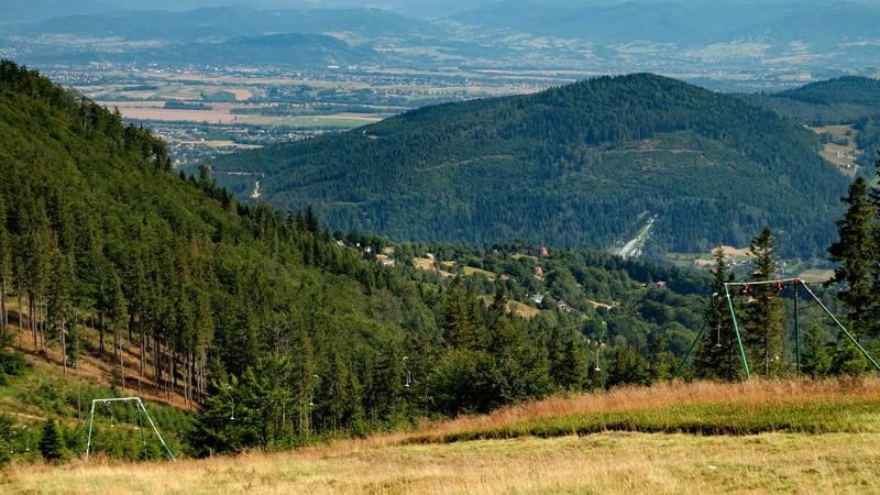 dominujący masyw Magury 1109m n.p.m., z położonym u jego stóp schroniskiem, po prawej rozległe widoki na Beskid Żywicki, oraz Śląski, a w sprzyjających warunkach również Tatry, po lewej zaś panorama