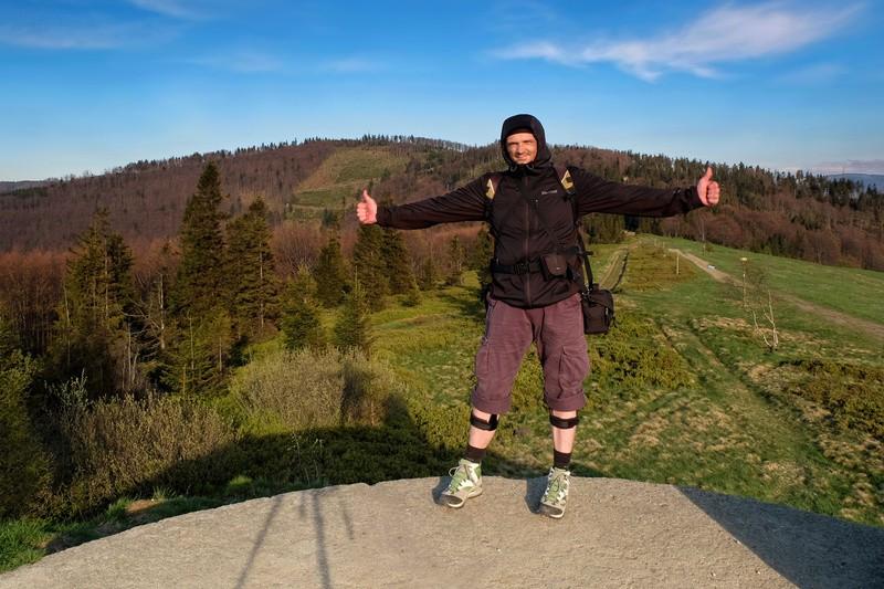 Szczyt Błatniej jest mało estetycznym kopczykiem skrywającym w swym wnętrzu zbiornik wodny / po lewej autor na szczycie Błatniej, po prawej widok ze szczytu w stronę Doliny