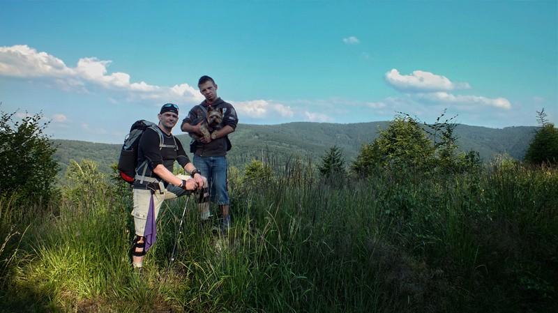 Szlak w dalszym swym przebiegu prowadzi nadal lewą stroną wypływającej ze zbiornika rzeczki Wapieniczanki, ja jednak proponuję opuścić tutaj szlak i