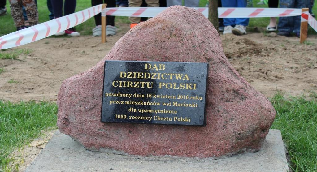 posadzono okazały dąb oraz odsłonięto pamiątkową tablicę.