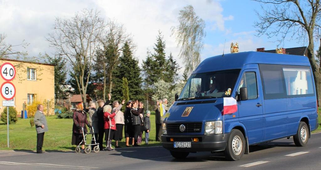 Samochód kaplica z obrazem żegnanym przez