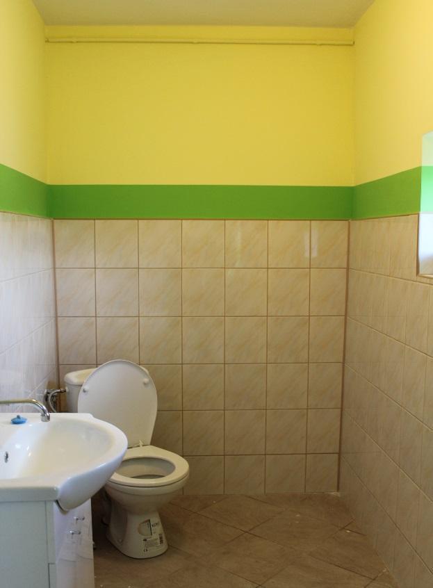 W ten sposób w miejscu dotychczasowego korytarza wykonano pomieszczenie w.c. Ułożono płytki terakoty na podłodze w Sali i wymieniono okna na plastikowe.