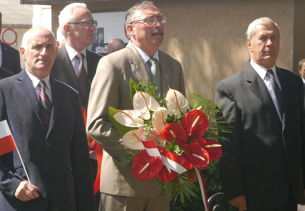 Jan Wysocki, Janusz Tyburski, Jan Pankowski podczas składania wiązanki kwiatów pod pomnikiem.