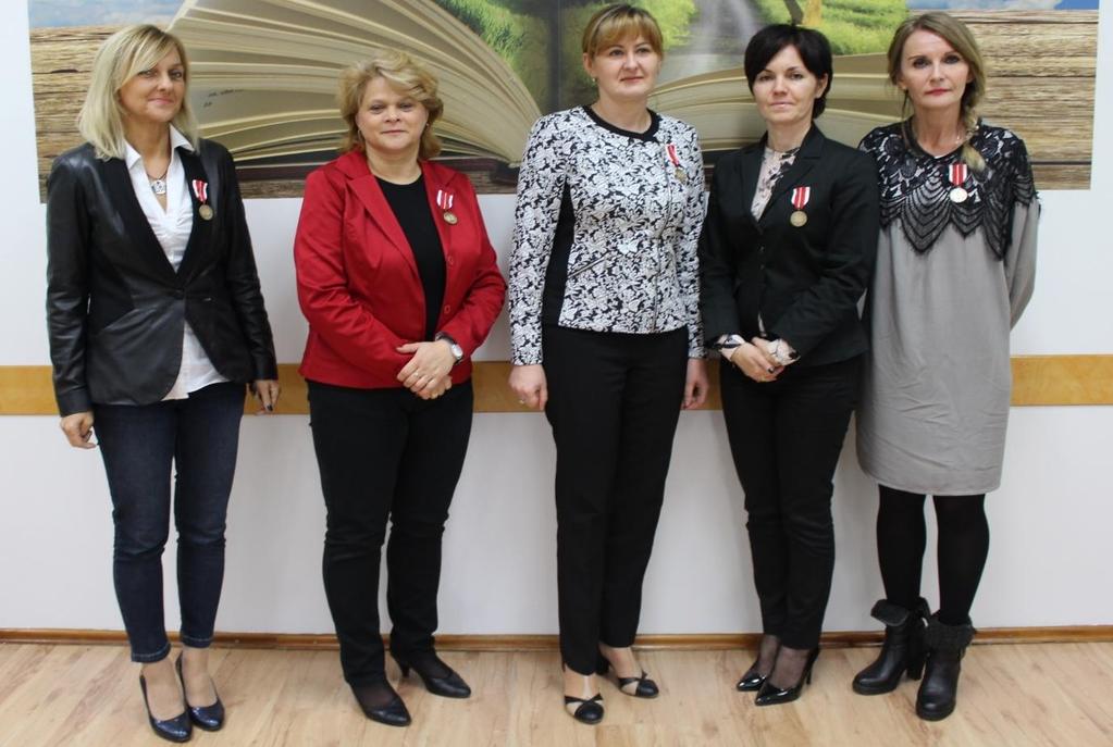NAGRODZENI NAUCZYCIELE Z okazji Dnia Edukacji Narodowej nauczyciele Gimnazjum im. Jana Pawła II w Kowalkach zostali odznaczeni medalami Komisji Edukacji Narodowej.