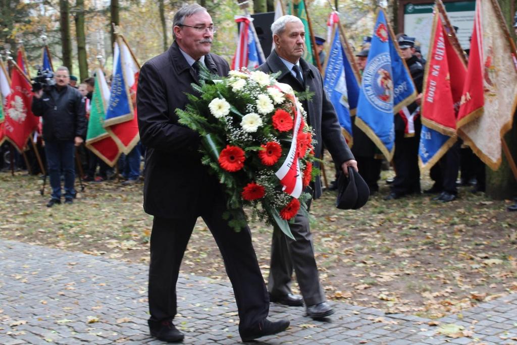 Szkoły Podstawowej w Stępowie z dyrektorem Sławomirem Malinowskim, Szkoły Podstawowej w Starorypinie Rządowym. Janusz Tyburski i Jan Pankowski podczas składania wieńca od gminy Rypin pod pomnikiem.