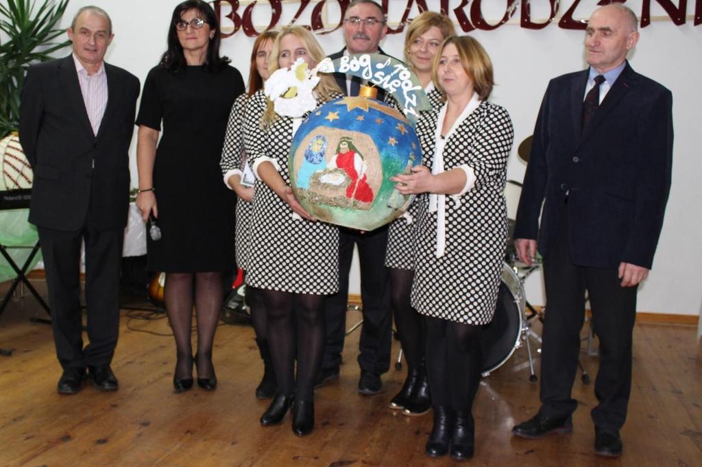 Przedstawicielki KGW w Puszczy Rządowej z nagrodzoną bombką. JUBILEUSZ 100. LECIA URODZIN W dniu 12 grudnia 2016 roku setną rocznicę urodzin obchodził mieszkaniec gminy Antoni Szyksznian.