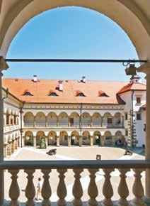Jurajskim Szlakiem Konnym. W okolicy Krakowa znajduje się pięć spośród czternastu obiektów wpisanych na Listę Światowego Dziedzictwa UNESCO w Małopolsce. Są to: założona w XIII w.