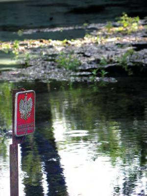 Maria Baścik 9.6. Oznakowanie źródeł prawnie chronionych informacja w terenie Fot. 9.7. Jedyne oznakowane symbolem pomnika przyrody Źródło Hydrografów w Imbramowicach chronione od 2002 r. ( fot. M.