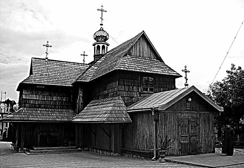 Dawny klasztor Szarytek (obecnie greckokatolicki) Na południe od kościoła pw. św. Stanisława, przy ul. Cerkownej 12 znajduje się drewniana cerkiew greckokatolicka pw.