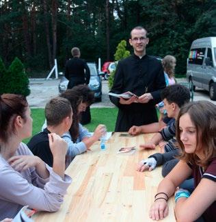Nie zawsze z zapałem świeżaka, ale młodzi dzielnie wykonywali otrzymane zadania. indywidualnych. Oczywiście nie mogło zabraknąć czasu na sport, basen i kurs samoobrony prowadzony przez o. Kazimierza.