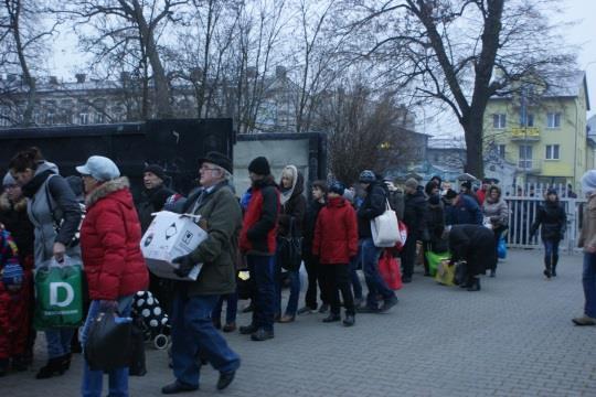 Oddaj śmieci, weź choinkę Coś co wydaje nam się niepotrzebne, może mieć drugie życie. Przetwarzanie odpadów służy wszystkim, a recykling może mieć także wymiar pomocowy wystarczy działać wspólnie.