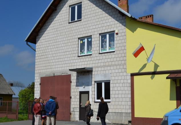 remizo-świetlicy OSP w Żabcach. Głównie wykorzystywany jest on przez straż pożarną oraz do organizowania zebrań sołeckich.