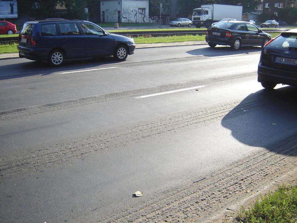 Pomimo przeprowadzanych sfrezowań deformacji warstw bitumicznych, deformacje te postępują nadal.