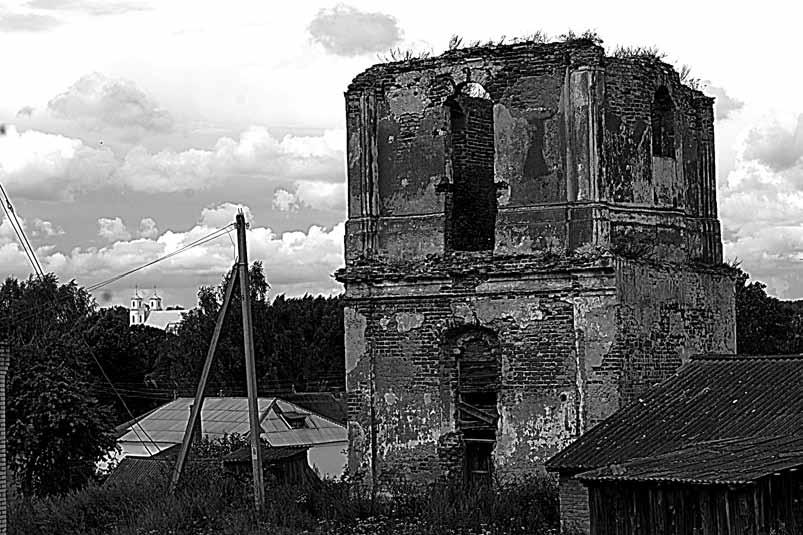 Il. 87. Druja. Wieża cerkwi pw. św. św. Piotra i Pawła. W głębi po lewej kościół w Przydrujsku Cerkwią, która oparła się unii, była pierwotnie drewniana cerkiew pw.