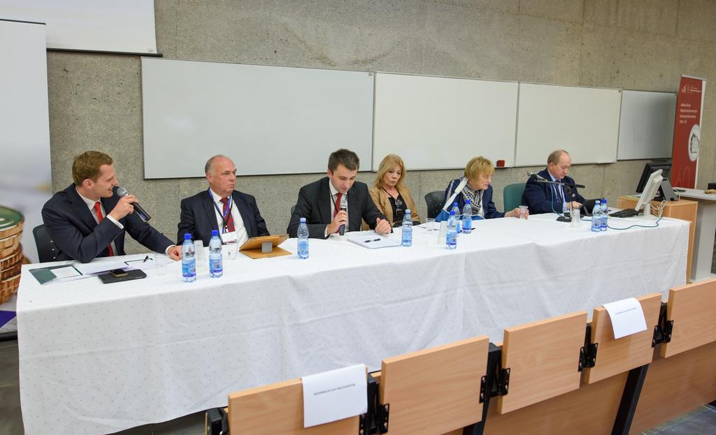 Wystąpienia wprowadzające do debaty od lewej: prof. dr hab. Roman Kuźniar (UW), prof. dr hab. Małgorzata Zaleska (SGH) Na kanwie powyższych tez odbyła się debata pn. Dokąd zmierzasz Europo?