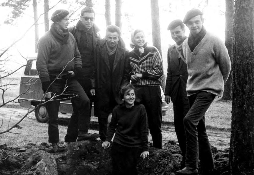 12 JACEK WIERZBICKI Żaka, który kierownikiem katedry został we wrześniu tego roku, musiała porzucić średniowiecze na rzecz epoki kamienia.