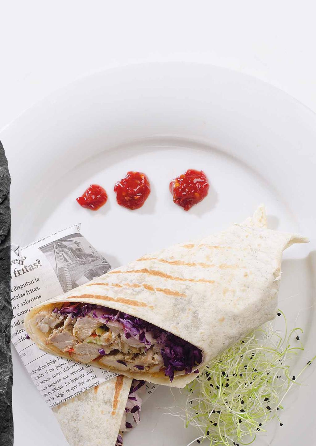 Kebab drobiowy z sosem chili i czosnkowym Składniki na 10 porcji: Tortilla 30 cm 0,8 kg Cebula bez łuski 0,3 kg Kapusta czerwona cięta 0,5 kg Kebab z fileta kurczaka 1 kg Olej rzepakowy 0,05 l Jogurt