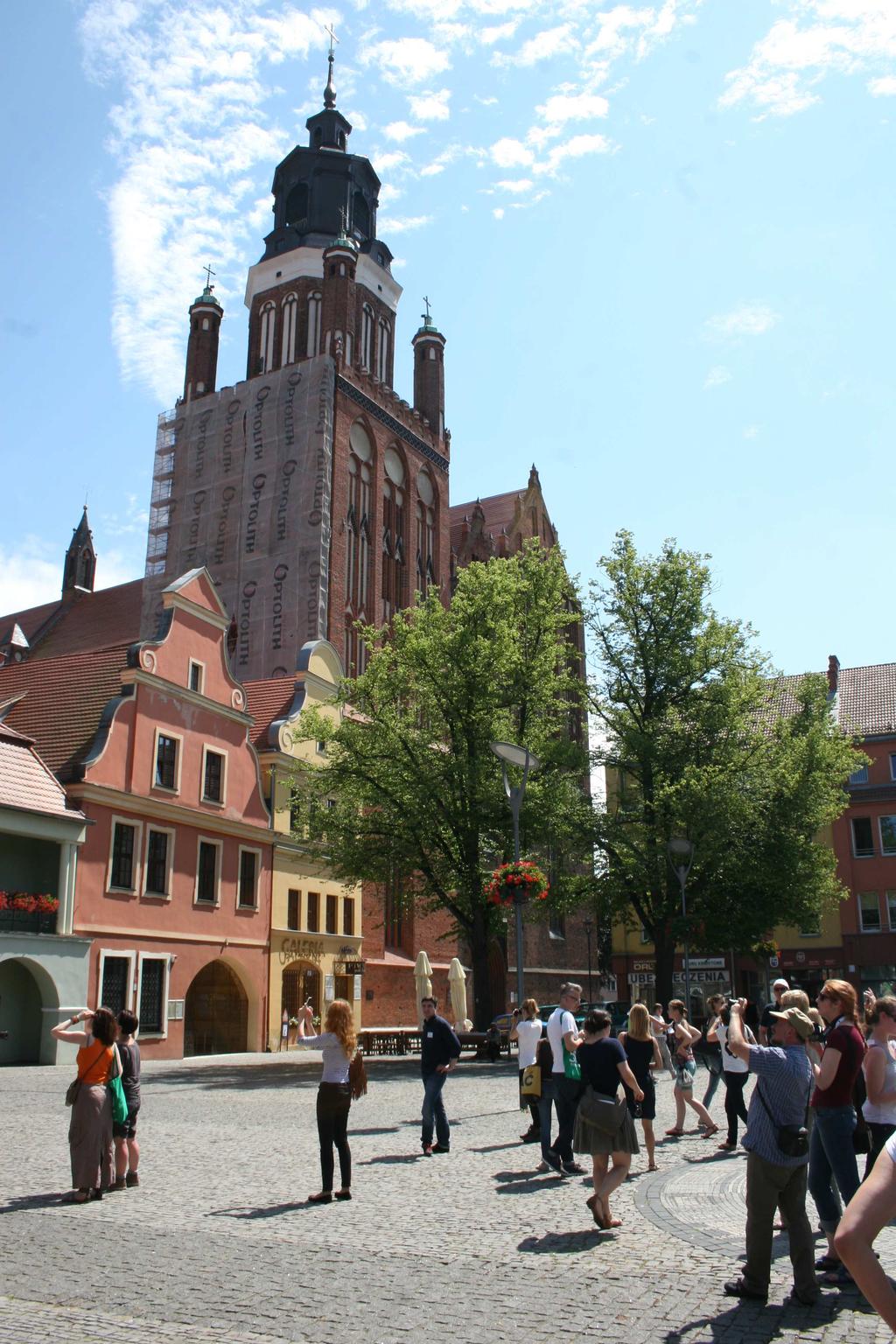 Zwiedzanie Rynku w Stargardzie Szczecińskim, w tle Kościół NMP Królowej Polski, fot.