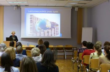 22 kwietnia 2016 r. w godz. 10.00-15.30 w Dolno?l?skiej Bibliotece Pedagogicznej we Wroc-?awiu odby?o si? seminarium adresowane do bibliotekarzy i nauczycieli zatytu?owane "Podró?e z lektur?". Go?