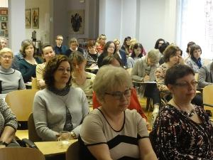 ?a pani dr Renata Aleksandrowicz wyk?adem?z lektur? podró? przez?ycie?. Pierwsza cz??? wyst?pienia dotyczy-?a podró?y lekturowych w dzieci?stwie, kiedy czytane przez rodziców ksi??ki pokazuj?