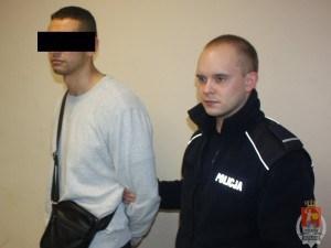 [dropcap] [/dropcap]dzi ęki interwencji ursynowskiego funkcjonariusza, którą przyszło mu przeprowadzać w nietypowych warunkach, do policyjnego aresztu trafił mężczyzna podejrzewany o kradzieże w