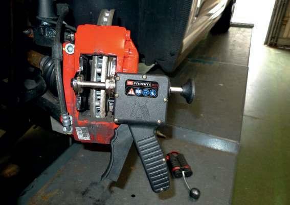 dzięki zastosowaniu siłownika hydraulicznego o mocy 3 ton Zwarta budowa, do pracy
