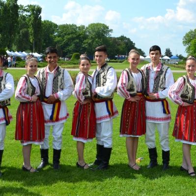 Są to między innymi suity łowickie, sieradzkie, kurpiowskie, rzeszowskie, góralskie, śląskie, lubelskie oraz tańce narodowe takie jak: Polonez, Krakowiak, Mazur.