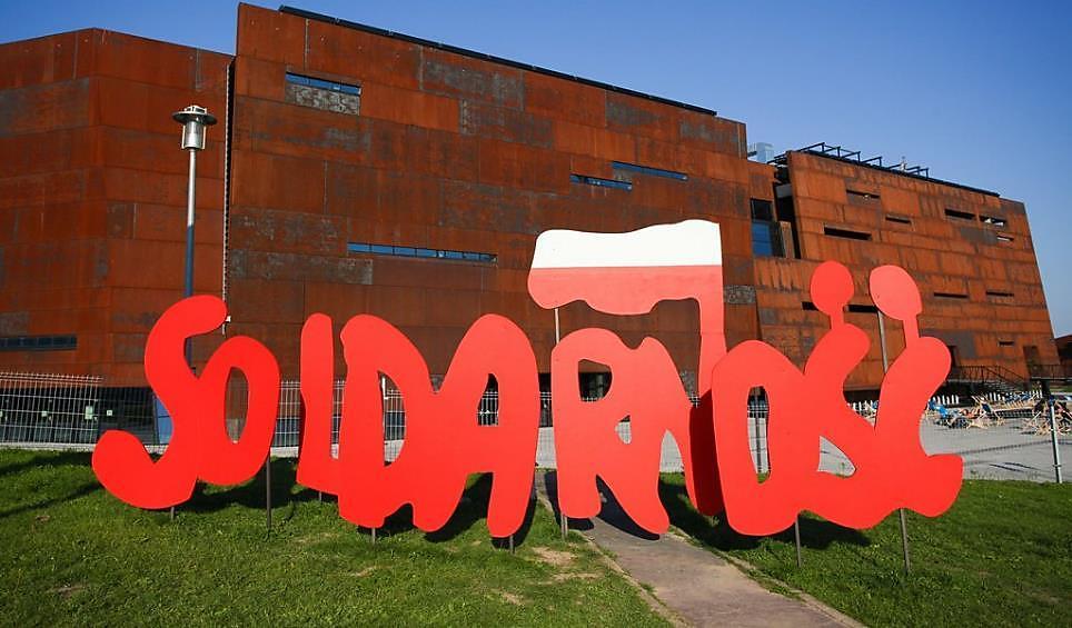 Odwiedzimy nowoczesne Europejskie Centrum Solidarności, w którym znajduje się wystawa stała dedykowana Solidarności, jej historii i drodze do