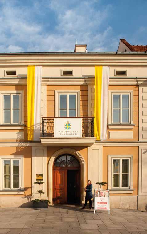 Mieszkanie Wojtyłów nie było duże, składało się z salonu, sypialni i kuchni. 3.