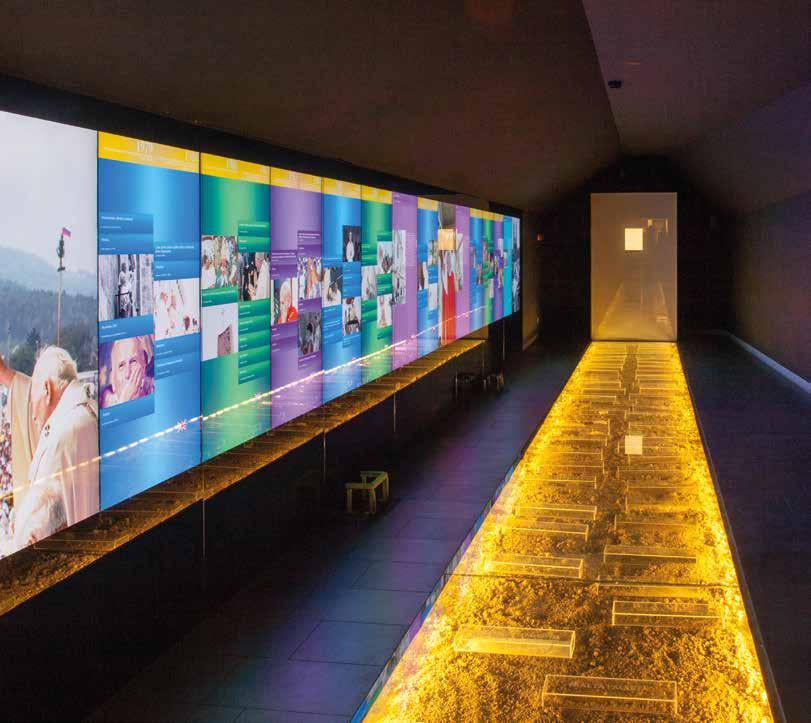 POLSKA Na szlakach św. Jana Pawła II 1 WADOWICE MUZEUM DOM RODZINNY 1. Sala poświęcona 104 papieskim pielgrzymkom.